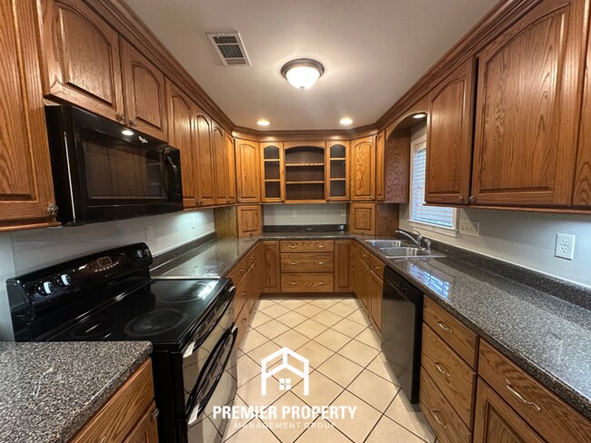 Foto del edificio - Spacious 4BR Cordova Home with Hardwood Floors, Fireplace & Fenced Yard