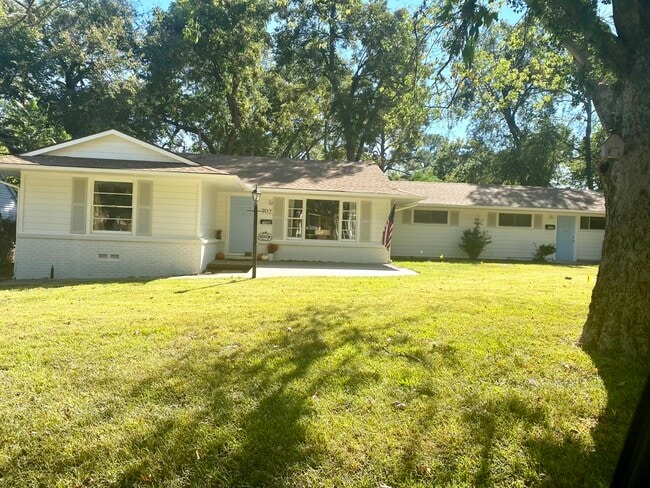 Building Photo - 702 W Brockett St