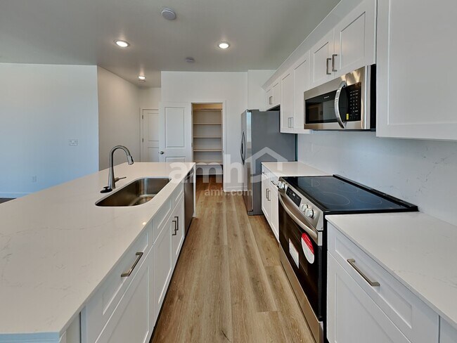 Foto del edificio - 9731 W Parkway Dr