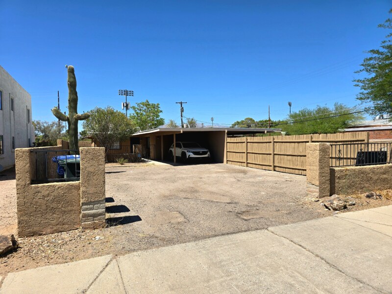 Foto principal - 2355 E 17th St