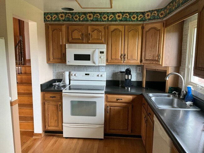 Building Photo - Private Split-Level 3bed 1.5 bath Retreat ...