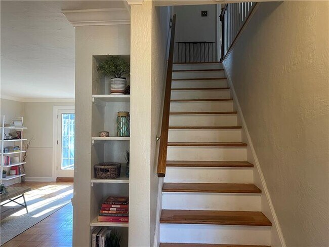 Building Photo - 633 Crystal Dr