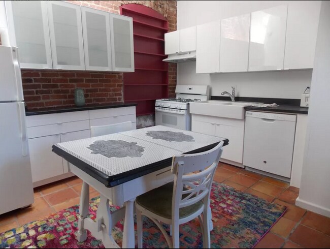 Foto del edificio - Furnished 1BR Suite in East Rock | Private Gated Garden | Cathedral Ceilings & Skylights