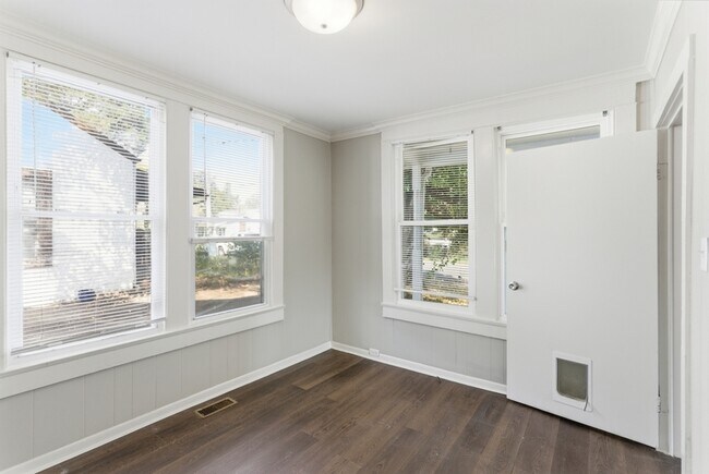 Foto del edificio - 2927 Dempster St NE