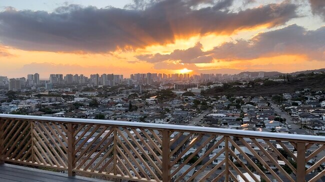 Foto del edificio - 1341 Highview Pl