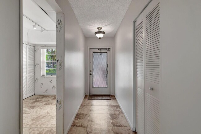Building Photo - 25 Abbey Ln