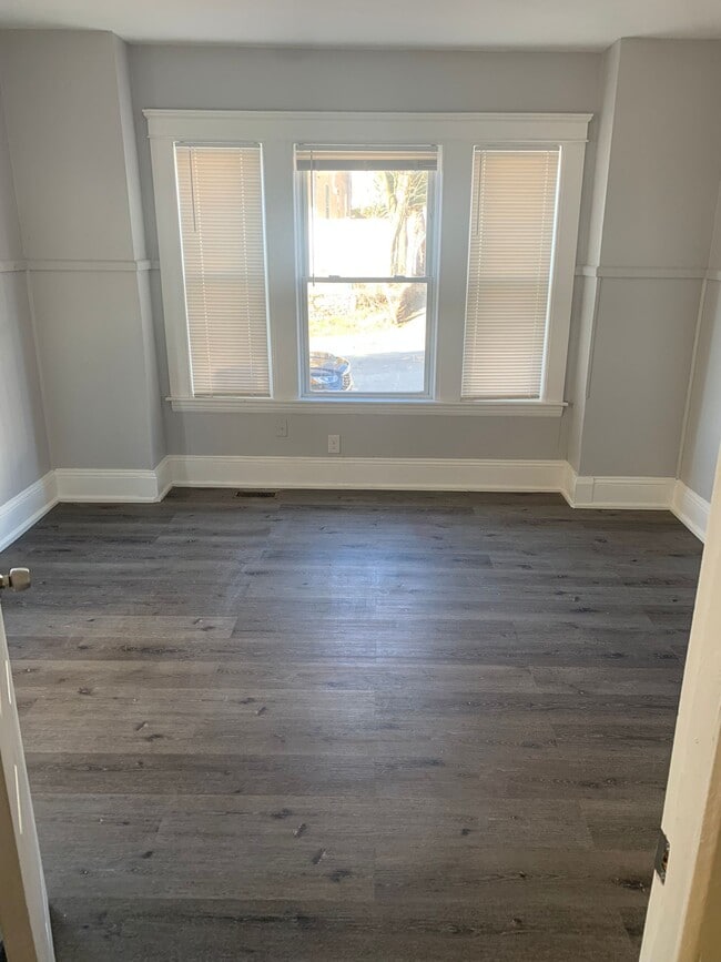 Building Photo - 16 Catharine St