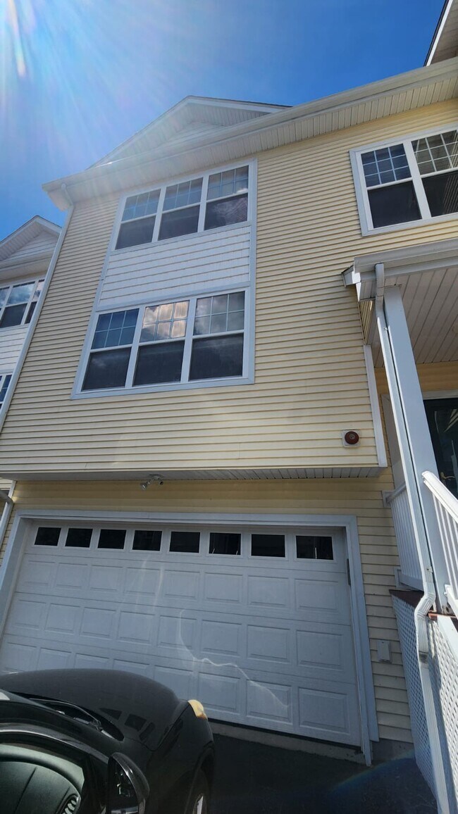 Building Photo - 94 Woodlake Dr