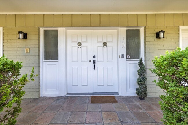 Building Photo - Two Story Rental in Castle Hills