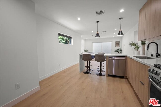 Foto del edificio - 847 N June St