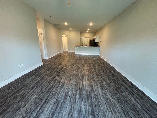 Foto del edificio - Spacious 3BR Home with Granite Kitchen & Covered Patio Near 53rd & Meridian