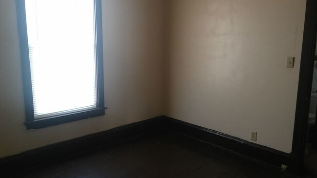 Building Photo - 2620 W. Locust 2 Bedroom Lower