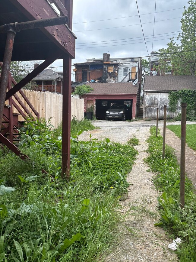 Building Photo - Section 8 Approved - 1st Floor 1 Bedroom w...