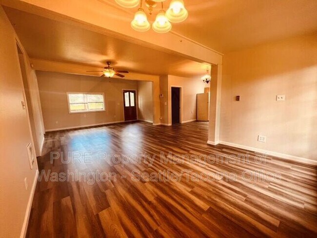 Foto del edificio - 14825 W Thorne Ln SW