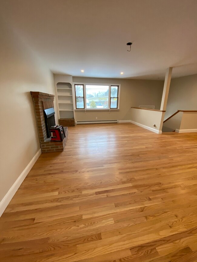 Building Photo - 16 Meadow Dr