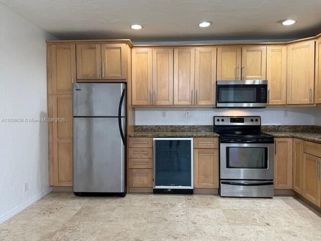 Foto del edificio - 530 NE 15th Ct