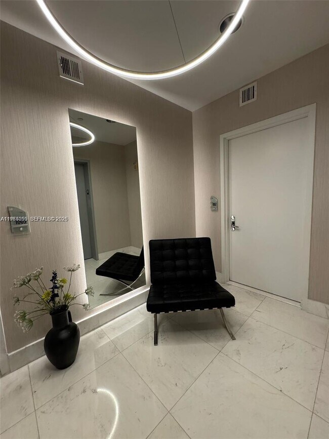 Foto del edificio - 17121 Collins Ave