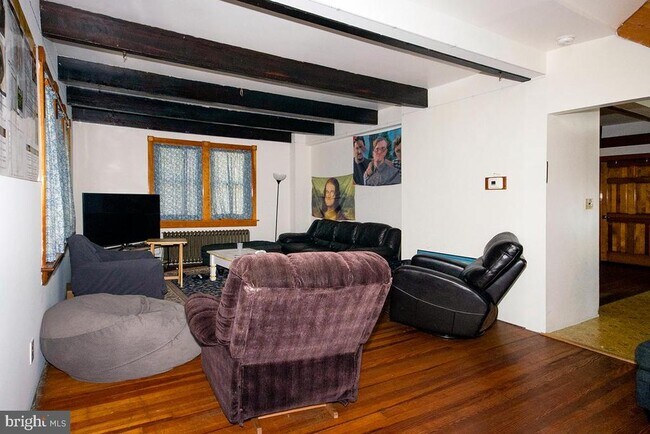 Foto del edificio - 221 Villanova Rd