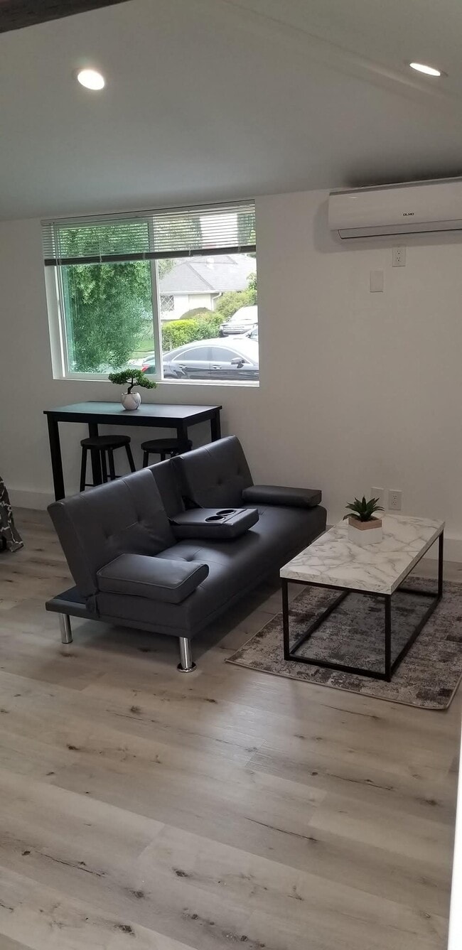 Foto del edificio - 6307 Calvin Ave