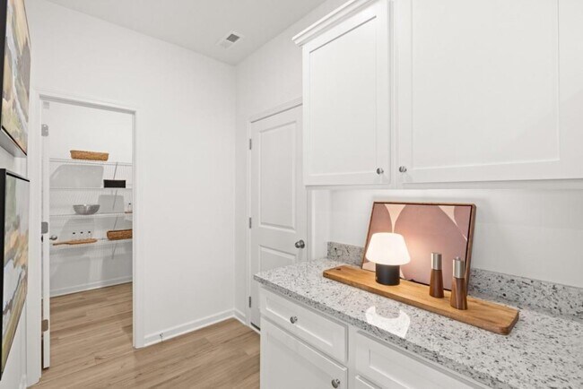 Building Photo - 470 Red Dragon Dr