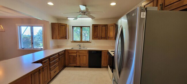 Foto del edificio - Beautiful home with peek a boo views of West Bay on Old Mission Peninsula