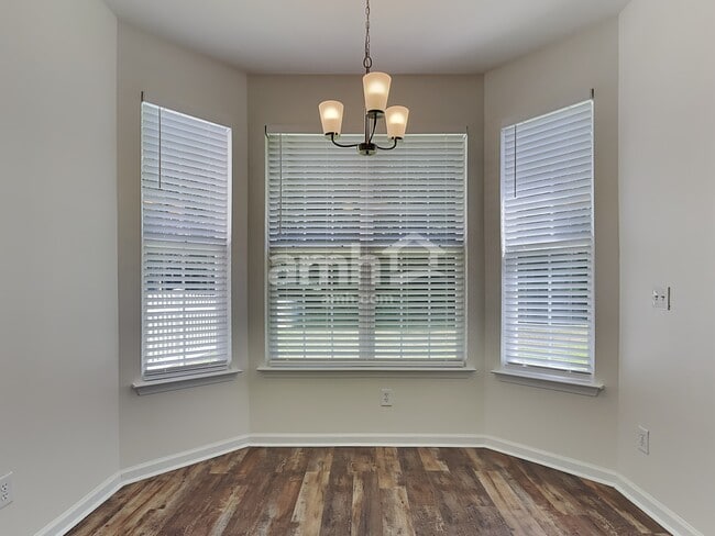 Foto del edificio - 8 Prominence Point