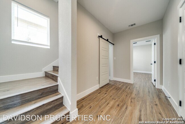 Building Photo - 4 br, 3.5 bath House - 1618 W Lawndale Dr ...