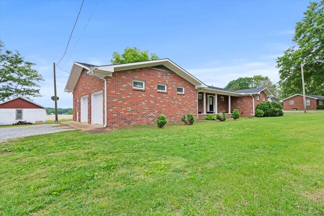 Foto del edificio - Charming Full Brick Home in Peaceful Count...