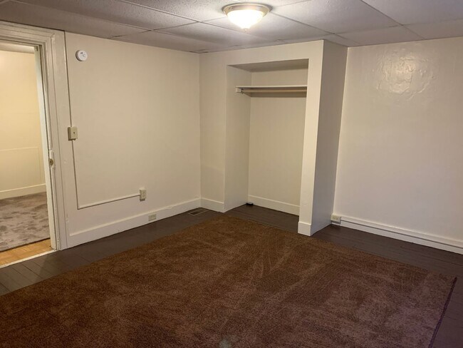 Building Photo - Available Now! 2-3 Bedroom 1 Bath House-Yo...