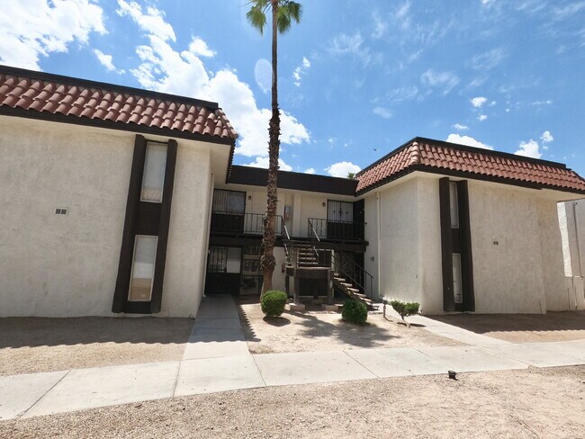 Foto del edificio - 3 BEDROOM CONDO | COMMUNITY POOLS + WALKING TRAILS | CENTRAL LAS VEGAS LOCATION