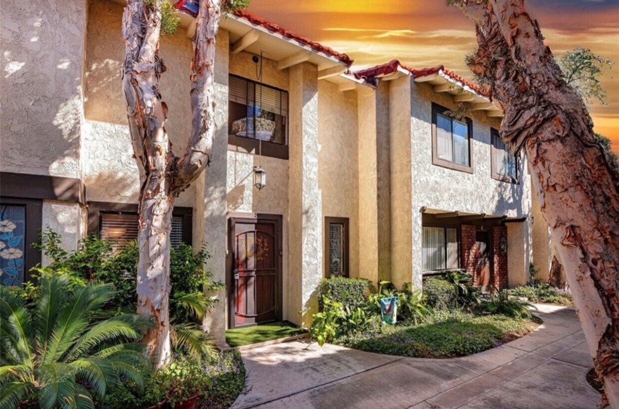 Foto del edificio - Updated Townhome in Old Town Tustin