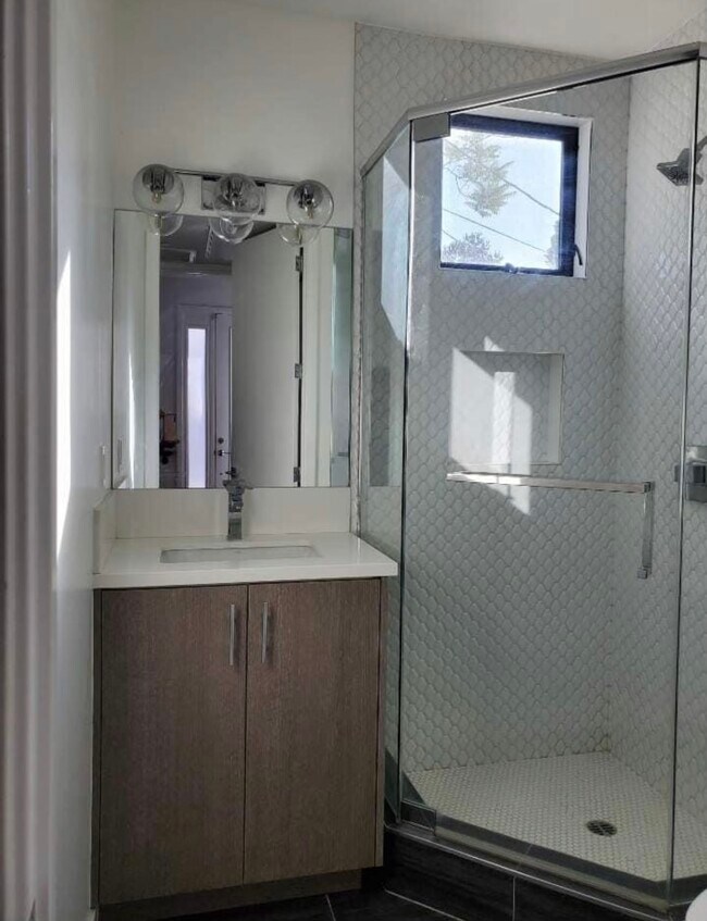 Lavabo y ducha del baño - 3116 Riversedge Ct.