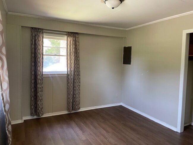 Building Photo - 1380