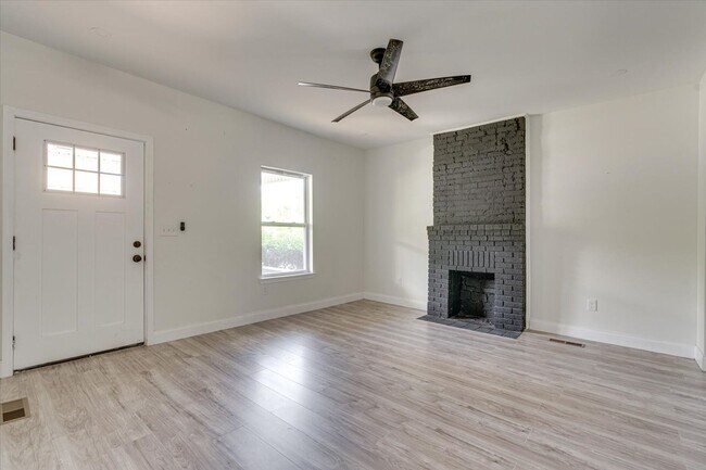 Foto del edificio - Spacious 4-Bedroom Home in Quiet Neighborh...
