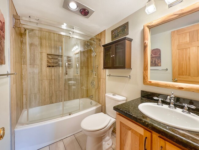 Foto del edificio - Winter rental 5-6 month lease! Hot tub! Walk to town! Garage parking!