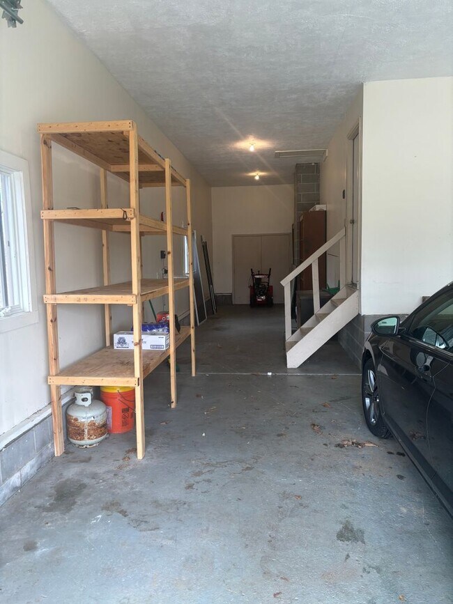 Building Photo - Spacious 3 Bedroom