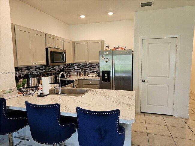 Foto del edificio - 751 SW 11th St