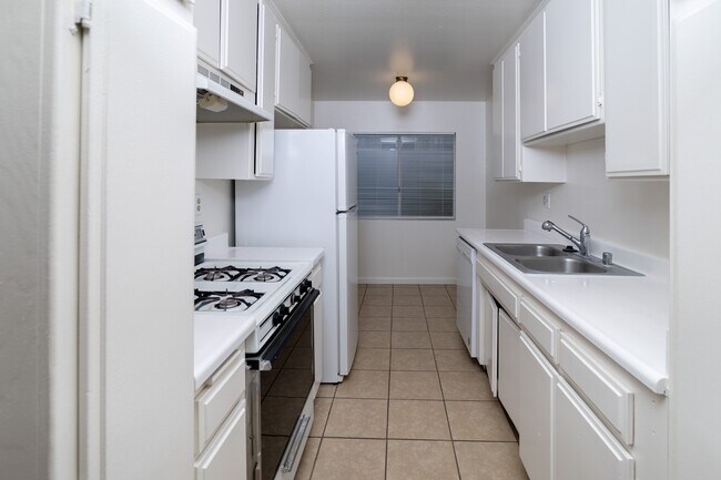 Spacious kitchen/all built-in applicances - 3725 S Canfield Ave