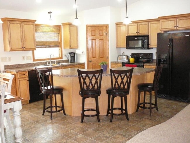 Building Photo - Beautiful 4 Bed Twin Home