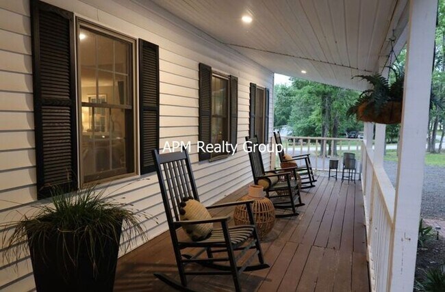 Building Photo - Private Country Feel Close to Downtown Chapin