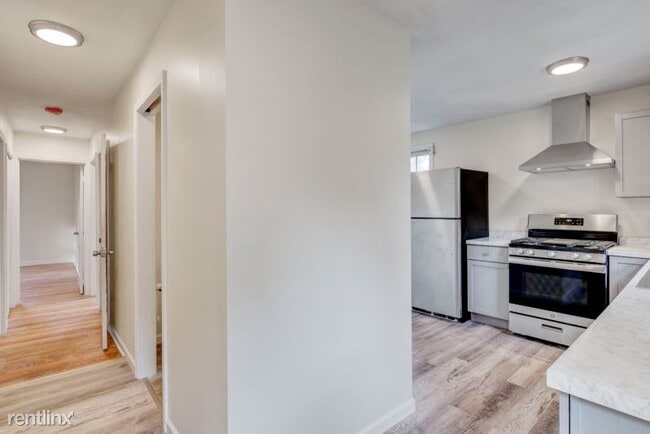 Building Photo - 4 br, 1.5 bath House - 322 Loomis Ave.