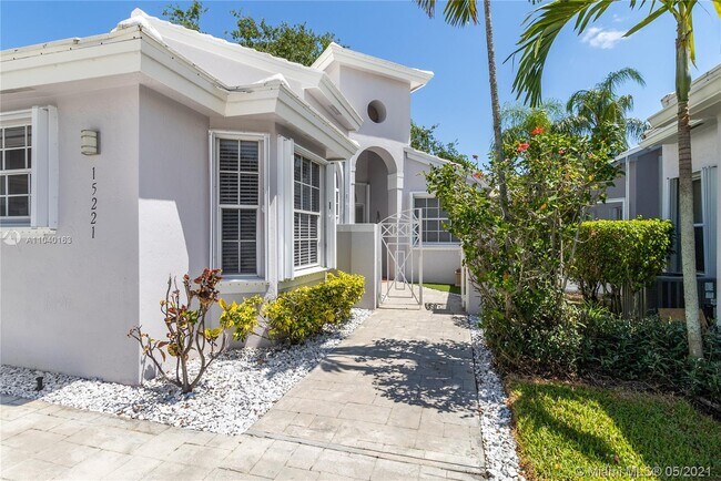 Foto del edificio - 15221 Wilshire Cir S