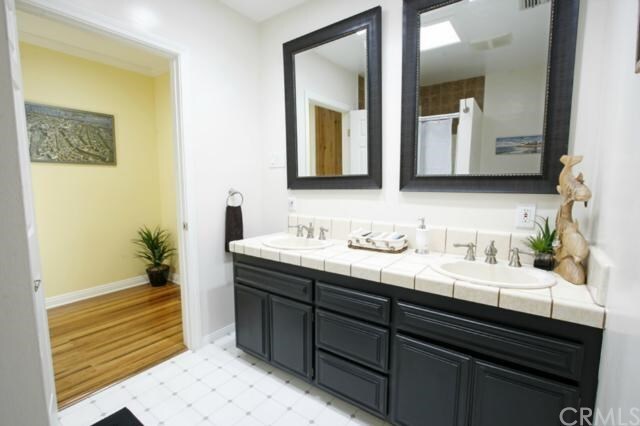 Foto del edificio - 2404 Hawkins Ave