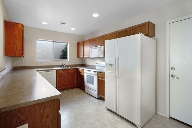 Building Photo - 2491 N Silver Mosaic Dr