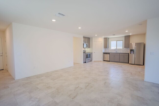 Building Photo - 3 Bedroom 2 Bath