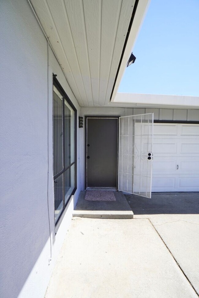 Building Photo - Wonderful 4 bedroom, 2 bath home in Sacram...