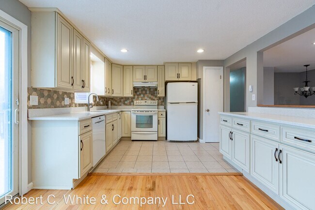 Foto del edificio - 4 br, 1 bath House - 30 Seminary Street