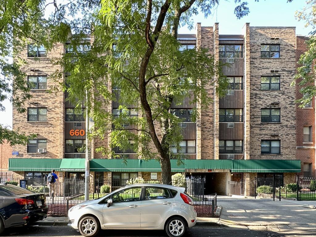 Foto principal - 665 W Wrightwood Ave