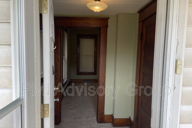 Building Photo - 2008 SE 6th St