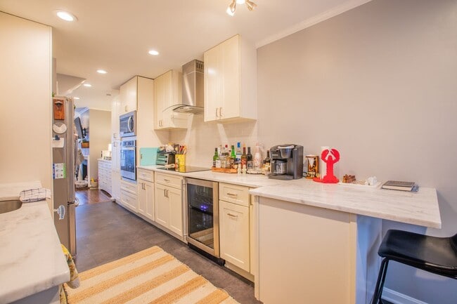 Foto del edificio - Beautiful 2 BR/1.5 BA Townhome in Southwes...